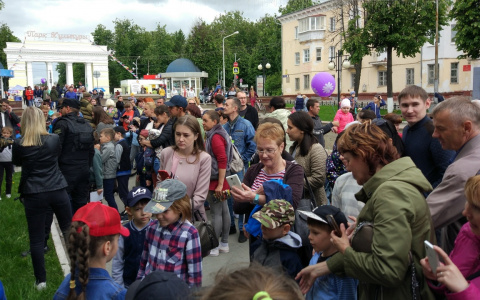 Для йошкаролинцев устроили автомобиль для занятий с детьми по правилам на дороге