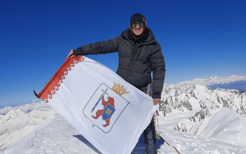 Пожарный из Марий Эл поднял флаг родной республики на стратовулкан