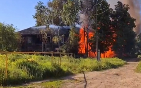 17 человек тушили барак в Марий Эл