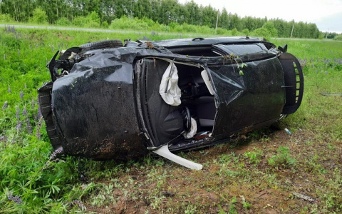 «Семейный хэтчбек лежал на боку»: в Марий Эл пьяный водитель перевернул автомобиль