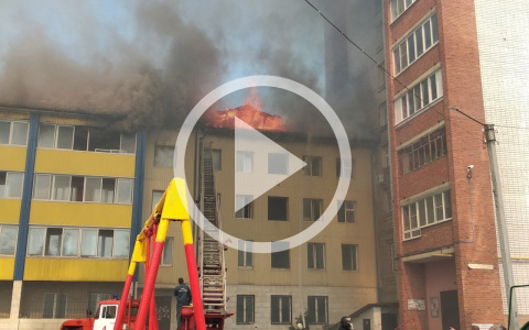 В центре Йошкар-Олы на Пролетарской полыхает здание: жильцов эвакуировали, огонь перебросился на квартиру