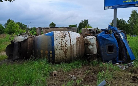 В Марий Эл водитель бетономешалки оказался в больнице из-за перевернувшегося "КаМАЗа"