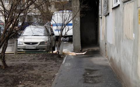 На Суворова из окна многоэтажки выпала 19-летняя йошкаролинка