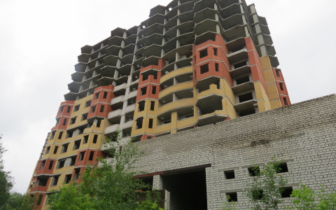 Пьяный небритый мужчина изнасиловал двух мальчиков на стройке