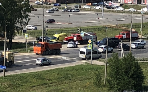 В Медведево у «Ленты» легковушка влетела в иномарку: на месте работали пожарные и медики