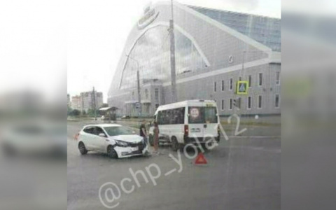 В Йошкар-Оле иномарка "протаранила" поворачивающую маршрутку