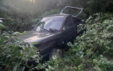Пострадали двое: житель Марий Эл на большой скорости отправил легковушку в кювет