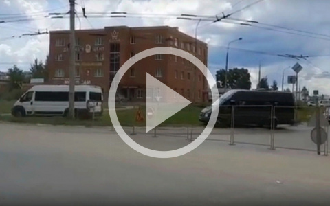 В Йошкар-Оле водители маршруток объезжают перекрытую дорогу по газону