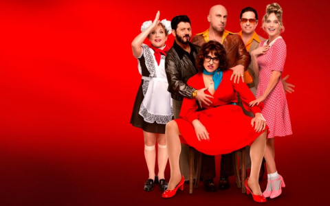 В онлайн-кинотеатре стала доступна комедия «Прабабушка легкого поведения. Начало» с Александром Реввой в главной роли