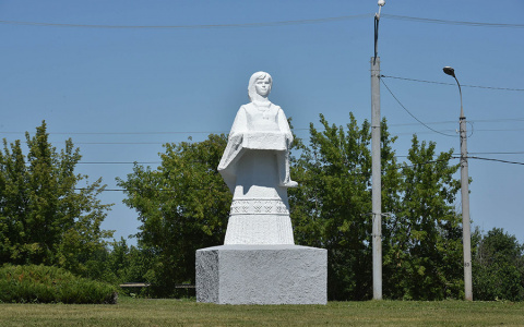 Глава Марий Эл побывал на месте ремонтных работ скульптуры «Хлеб-соль»