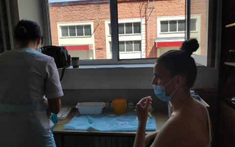 «Айфон, машина и билеты на троллейбус»: известно, как главы регионов поощряют делать прививку от «короны»