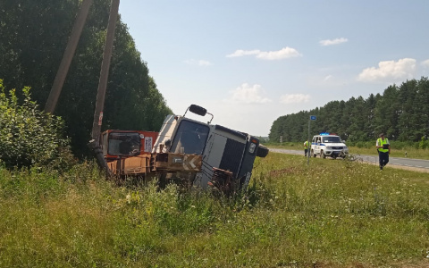 В пригороде Йошкар-Олы водитель автокрана умер после опрокидывания в кювет