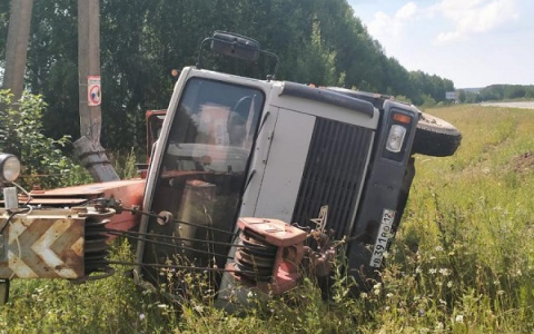 Водитель автокрана, который опрокинулся в кювет в пригороде Йошкар-Олы, скончался на руках врачей