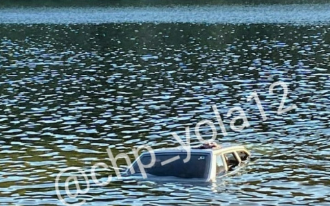 В выходные на одном из озер Марий Эл утопили автомобиль