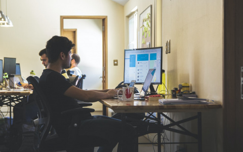 «Непривитых не берем»: в России определили порядок отстранения невакцинированных сотрудников