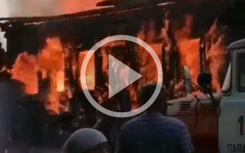 «Огонь валил из каждого окна»: в Параньгинском районе загорелся жилой дом