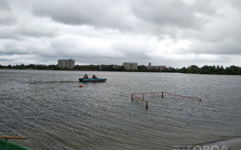 На центральном пляже в Йошкар-Оле ищут утонувшего ребенка