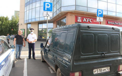 Сотрудники ГИБДД проверили парковки для инвалидов в Йошкар-Оле