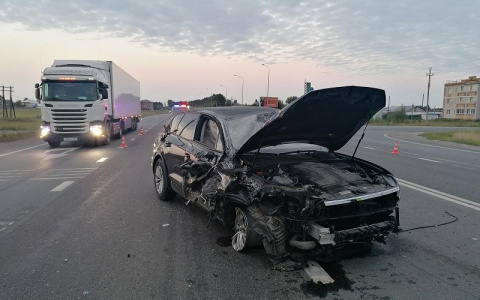 В Марий Эл поздно ночью дорогой внедорожник "улетел" под КамАЗ
