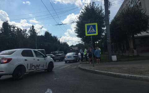 В Йошкар-Оле на Первомайской "семерка" столкнулась с такси: известно о пострадавших