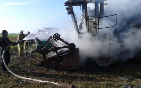 В одной из деревень Марий Эл вспыхнул комбайн на поле