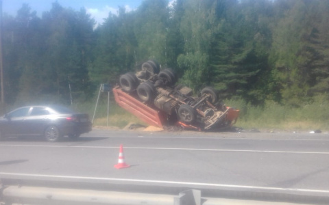 В Марий Эл на трассе «Вятка» после столкновения двух КамАЗов один перевернулся