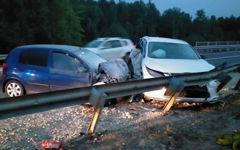 На одной из трасс Марий Эл девушка устроила массовое ДТП с КамАЗом