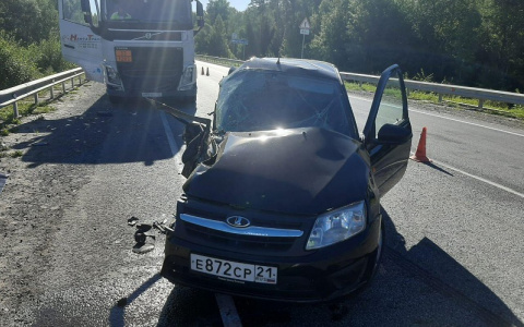 «Въехал под многотонную фуру»: лада на загородной трассе в Марий Эл выехала на «встречку»