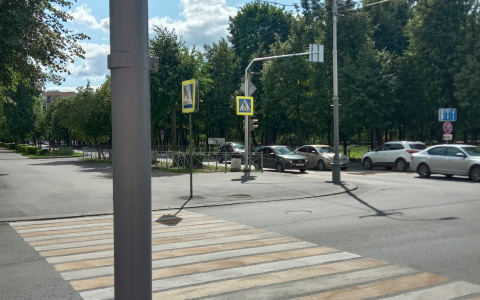 «Даже светофор невидно»: жители Йошкар-олы жалуются на расстановку дорожных знаков на улице Советская