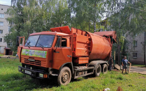 «Нам так удобно»: в одном из дворов Йошкар-Олы мусоровоз припарковался на детской площадке