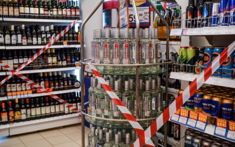«Документы с собой?»: в России планируют перестать продавать алкоголь с 18 лет