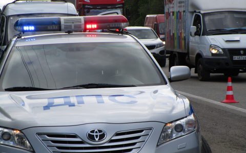 Серьезное ДТП на трассе «Вятка» в Марий Эл: легковушку после удара с бетоном отбросило на «крузак»