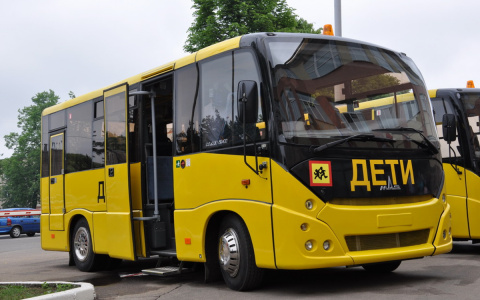 Из-за пробок на трассе родители не могут забрать своих детей из лагерей