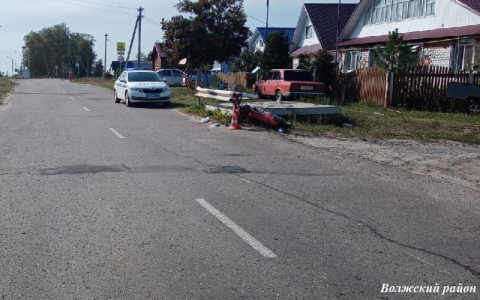 В Волжском районе водитель мопеда влетел в отбойник