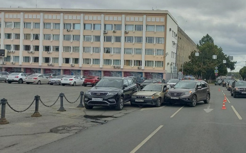 В Йошкар-Оле пассажирку Nexia зажало между двумя джипами на Ленинском проспекте