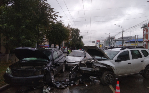 Серьезное ДТП на Первомайской в Йошкар-Оле: водители не могут объехать пробку