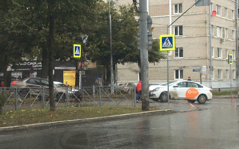 «Лобовуха просто в хлам»: в Йошкар-Оле столкнувшиеся легковушки отбросило на тротуар