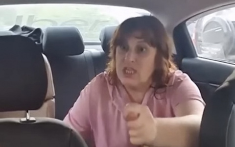 «Ты недоношенный»: россиянка получила штраф 3 тысячи рублей за оскорбления и унижения слабослышащего таксиста