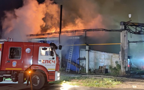 В Йошкар-Оле на Соловьева полыхает пилорама: на месте работают пожарные