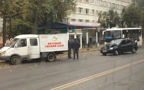 «Из-за этого перебои с поставкой хлеба?»: в Йошкар-Оле легковушка влетела в ГАЗель с выпечкой