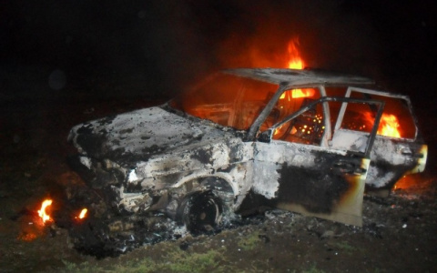 «Поджог или неисправность?»: сотрудники МЧС выясняют подробности возгорания машины в Марий Эл