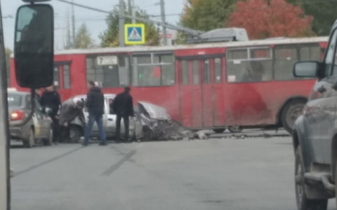 На улице Петрова произошло серьезное столкновение иномарки и троллейбуса