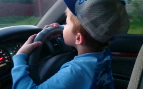 В Йошкар-Оле сотрудники ДПС обнаружили 7-летнего мальчика за рулем автомобиля