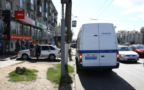 Он душил и бил его по голове: в Йошкар-Оле мужчина избил полицейского