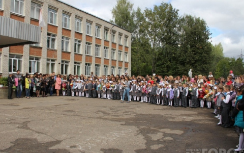 Родители российских школьников стали больше тратить на подарки ко Дню Учителя