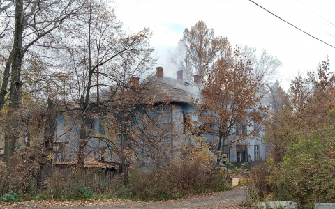В Йошкар-Оле за зданием Мегастроя вспыхнул двухэтажный барак