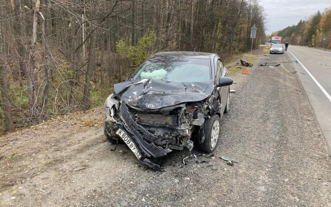 На Казанском тракте в Марий Эл автоледи после столкновения с легковушкой вылетела на «встречку» под грузовик