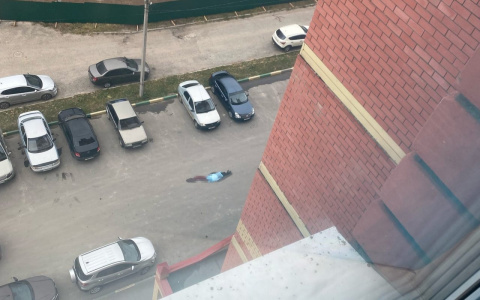 В центре Йошкар-Олы на бульваре Чавайна молодой человек выпал с балкона новостройки