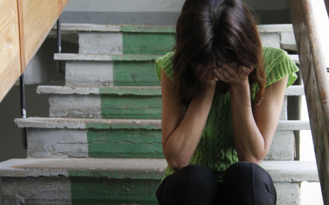 Нерадивая мать протащила дочку головой по лестнице из-за 200 рублей