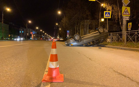 «Перевернулся и сбежал»: на Красноармейской в Йошкар-Оле опрокинулась «четырнадцатая»